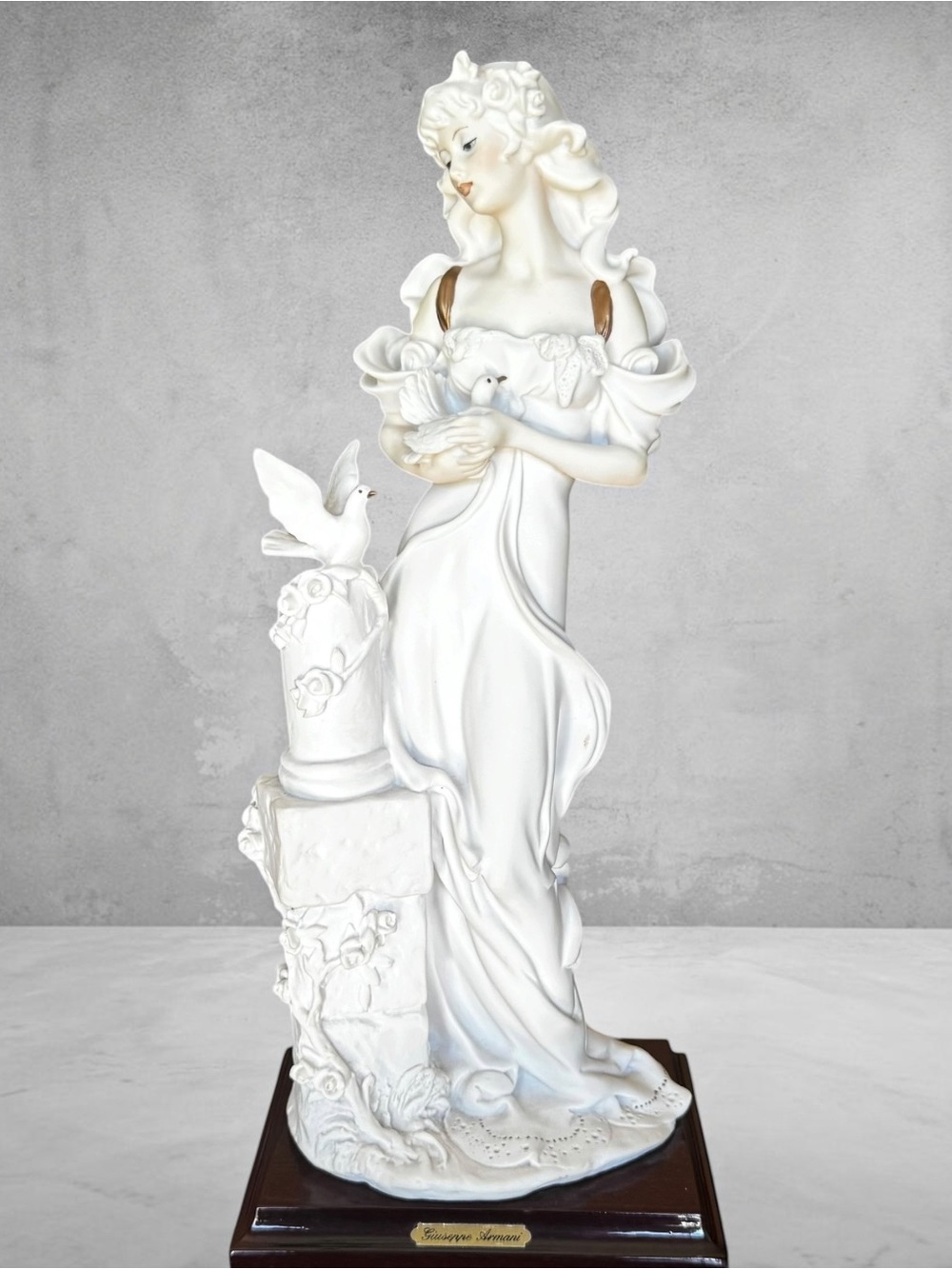 Giuseppe Armani Lady with Doves 0950C Porcelain Figurine 1987 Italy